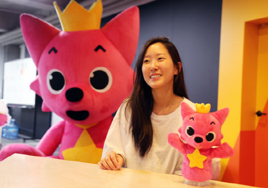 서울 서초동 사옥에서 만난 정연빈(29) 스마트스터디 미국법인장이 자사 캐릭터인 '핑크퐁' 손 인형과 함께 포즈를 취하고 있다.